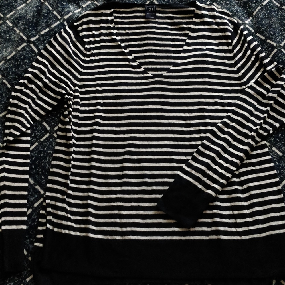 SOLD 🚨 GAP LS striped shirt